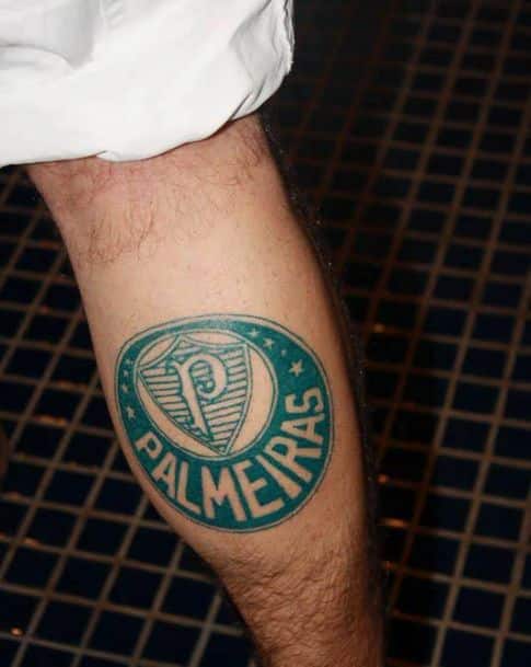 tatuagem palmeiras perna homem